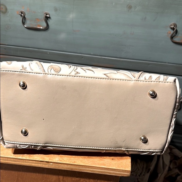 Elegant Floral Embossed Beige Handbag - Picture 7 of 9